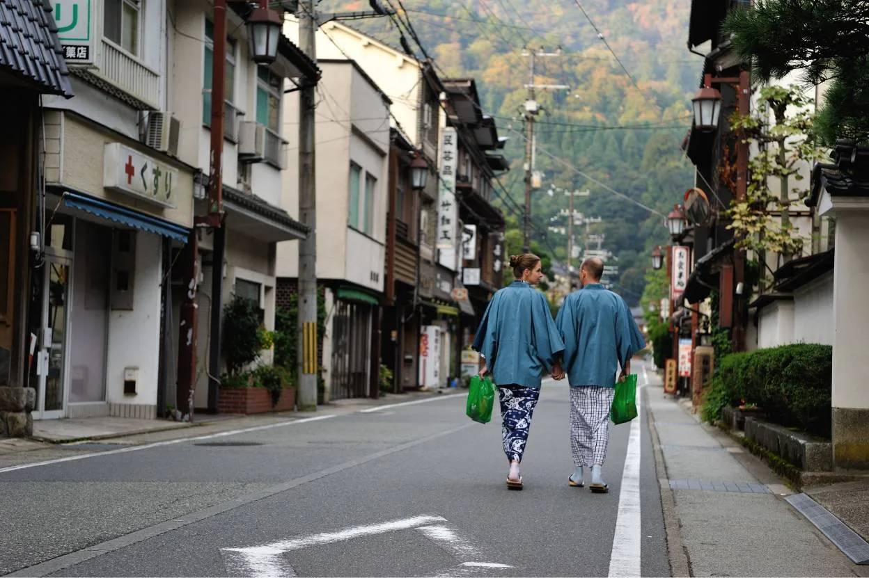 浴衣姿で温泉街をそぞろ歩き